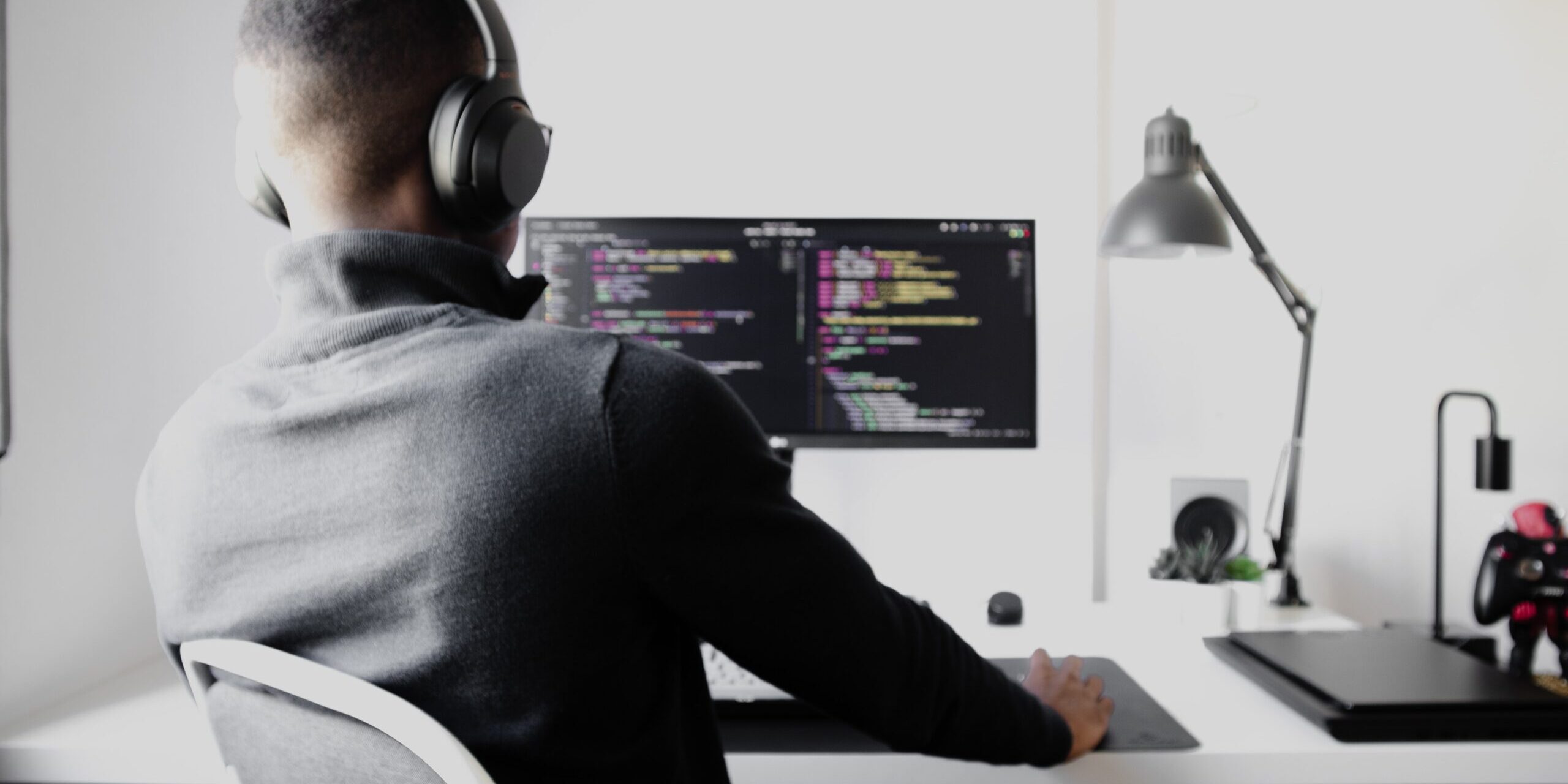 nubelson-fernandes-gTs2w7bu3Qo-unsplash Programmer writing Shopify App using Java Spring Boot